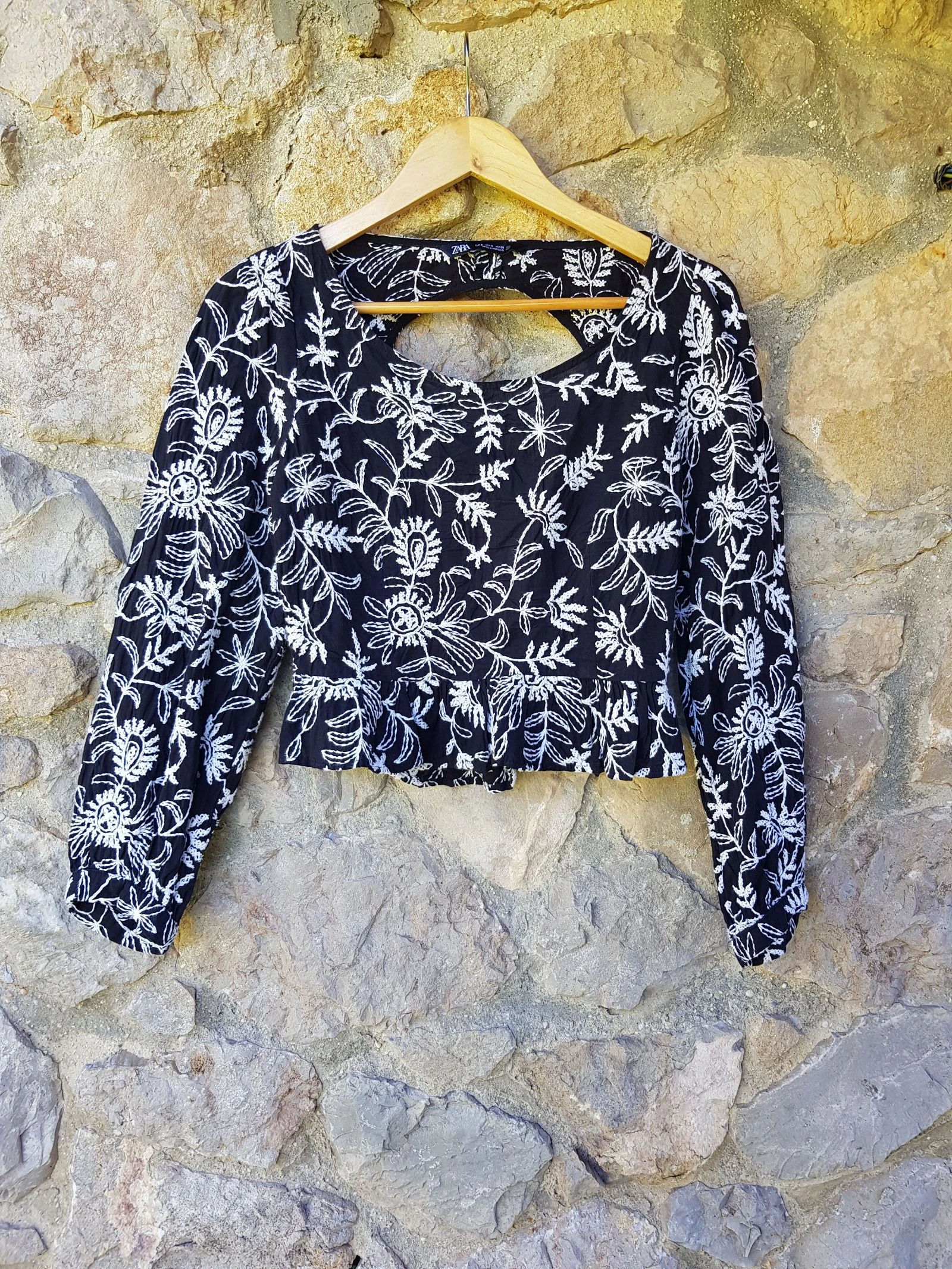 Top cropped bordado algodón espalda abierta Zara 